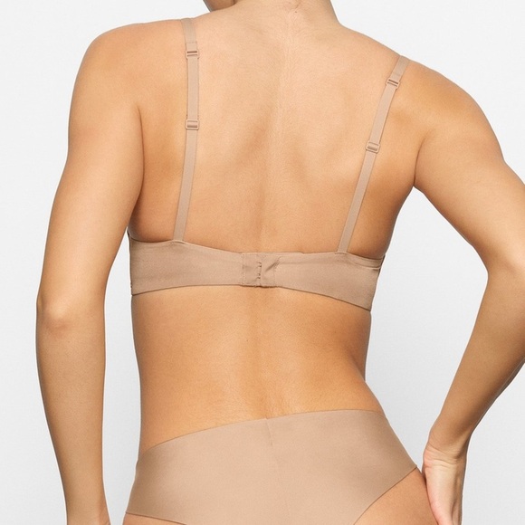 SKIMS wireless form lightly lined bra in clay 32C - Picture 3 of 6